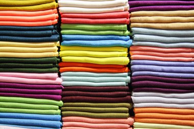 Türk çarşı içinde çok renkli eşarplar yığınları 