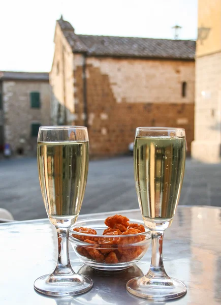 Italian aperitif with tuscan white wine — Stock Photo, Image