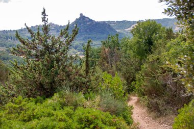 İtalya, San Quirico d 'Orcia' da Ağustos 2020 'de arkasında Castiglione d' Orcia kalesi olan Toskana kırsalının manzarası.
