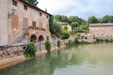 Bagno Vignoni - İtalya - Ağustos 2020 - Sıcak termal su merkezi bir yüzme havuzu ile kasaba meydanı