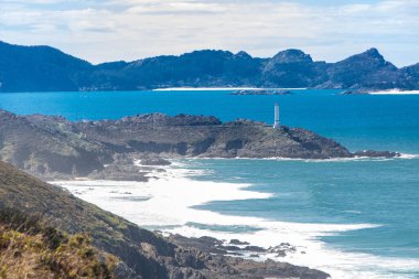 İspanya 'nın Cangas, Galiçya, Pontevedra eyaletindeki Cabo Ev Deniz Feneri yolları.