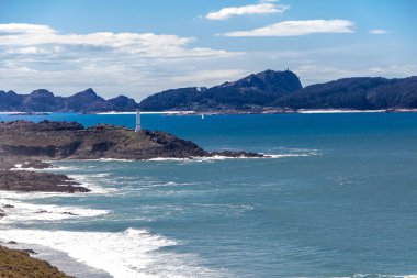 İspanya 'nın Cangas, Galiçya, Pontevedra eyaletindeki Cabo Ev Deniz Feneri yolları.