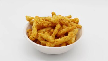 Krakerler mısırı saplar, çıtır çıtır krakerler pirinçten yapılır. BEYAZ GÖSTERİNDE GÜVENLİK SİLAHI