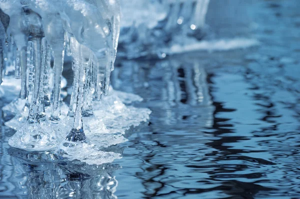 Eiszapfen über dem Wasser — Stockfoto