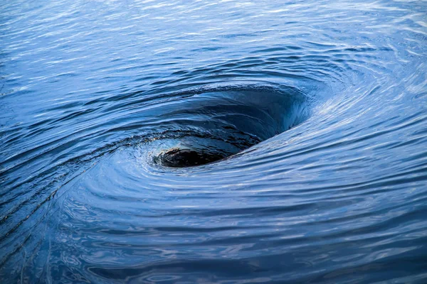 Der Reißende Strudel Riesiger Whirlpool Auf Einer Wasseroberfläche — Stockfoto