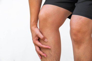 Shin sancısı sıklıkla kaval kemiği kırıkları, stres kırıkları ya da özellikle aktif bireylerde ya da sporcularda görülen tendon iltihabı gibi aşırı yaralanmalardan kaynaklanır..