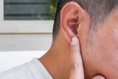 Kulak rahatsızlığı enfeksiyon, kulak çınlaması ya da yaşla ilgili işitme kaybı sinyalleri verebilir. Erken teşhis ve işitme sigortası gereklidir.