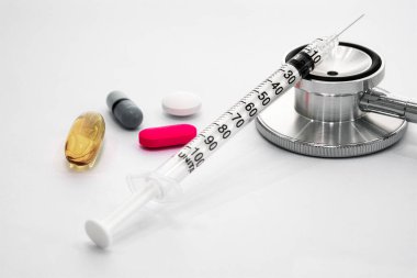 Sağlık, tedavi ve sağlık için tıbbi araç ve kapsüller. Modern tıp, kesinlik ve ilaç desteğinin görselleştirilmesi.