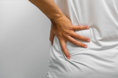 Belden aşağısı ve kalça ağrısı görülebilir kas zorluğu, omurilik gerilimi ya da fiziksel terapi, ortopedik bakım ve sağlık desteği gerektiren sinir baskısı..