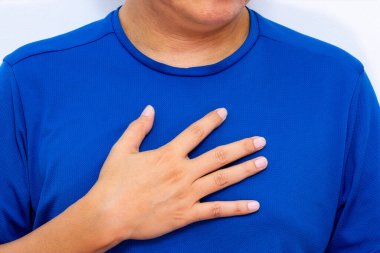 Göğüs ağrısı, nefes darlığı, kalp hastalığı semptomu, sağlık hizmetleri, kardiyoloji tedavisi ve hasta bakımı illüstrasyonuna yakın çekim.