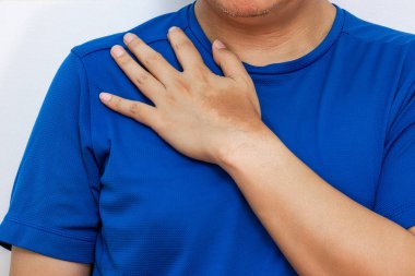 Yaralı sağ omuz beyaz arkaplan ve reklam kullanımı için kopya alanı.