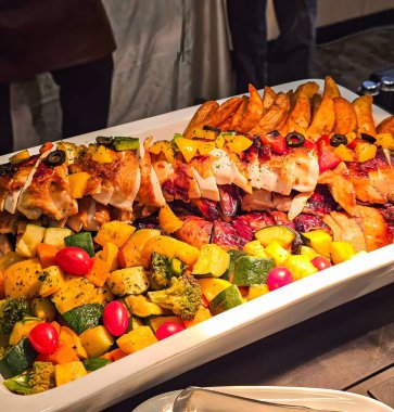 Ağız sulandıran ızgara tavuk ve kızartılmış sebze tabağı. Sağlıklı bir yemek veya yemek servisi için mükemmel..