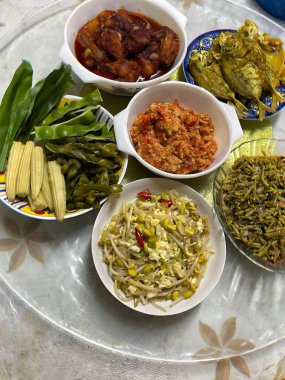 Cam bir tabakta küçük kaselerde rengarenk yiyecekler.