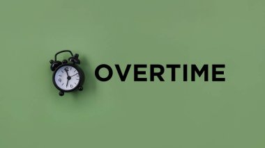 Yeşil arkaplan üzerinde fazla mesaja sahip kavramsal siyah alarm saati