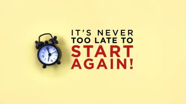 Alarm Saati kavramı. Yeniden başlamak için asla geç değildir. Sarı arkaplanda alarm saati