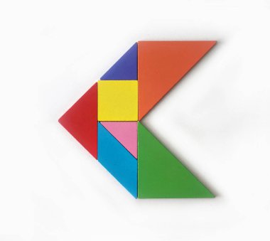 Beyaz arka planda ok şeklinde izole edilmiş renkli tangram yapbozu. Bulmaca konsepti. geri adım konsepti