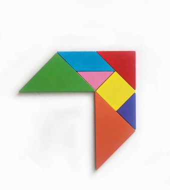 Beyaz arka planda ok şeklinde izole edilmiş renkli tangram yapbozu. Bulmaca konsepti. İlerleme, sonraki adım, büyüme kavramı
