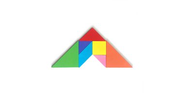 Ayrı bir el, beyaz arka planda ok şeklinde renkli tangram yapbozu tutuyor. Bulmaca konsepti. İlerleme, sonraki adım, büyüme kavramı