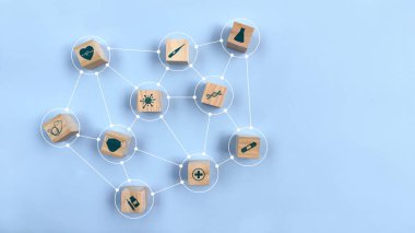 Mavi arka plandaki tahta blokta sağlık sigortası ikonu var. Dağıtım kanalları olarak satırlarla bağlantılı. Sağlık sigortası, tıbbi teknoloji konsepti.