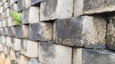 Lekeli ve pürüzlü yüzeyi olan eskimiş tuğla duvar dokusu..