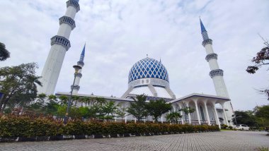 Selangor, Malezya - 8 Eylül 2024: Sultan Salahuddin Abdül Aziz Şah Camii