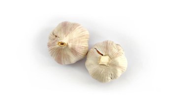 Beyaz arka planda izole edilmiş taze sarımsak soğanları sağlıklı yemek malzemelerini, doğal baharatı, yemek hazırlığını ve temiz yemek konseptini temsil eder..