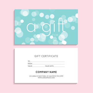 Renkli hediye kartları seti 50 dolar ve beyaz ve pembe arkaplanlı zambaklarla birlikte 100 dolar değerinde. Salon, galeri, kaplıca, dükkan için çiçeklerin modern stil illüstrasyonu. Hediye çeki.