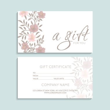 Renkli hediye kartları seti 50 dolar ve beyaz ve pembe arkaplanlı zambaklarla birlikte 100 dolar değerinde. Salon, galeri, kaplıca, dükkan için çiçeklerin modern stil illüstrasyonu. Hediye çeki.