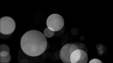 Siyah arka planda 4k bulanık bokeh ışığı. Soyut gümüş parıltı yanıp sönen yıldızların ve kıvılcımların dikkatini dağıttı.