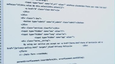 Bilgisayar kodları yazılırken veya yazarken ekrana yansıtılır.