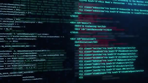 Ontwikkelaar bladert html code op het computerscherm Loop Animatie. — Stockvideo