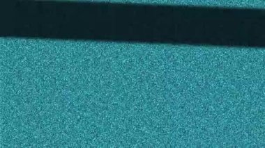 Siyah arkaplan animasyonundaki bozuk video dijitalinde 4K döngü bozulması. VHS efekti, piksel sesi.