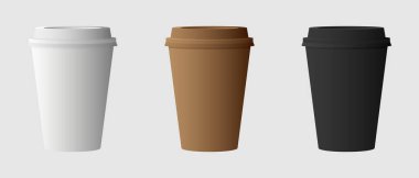 Beyaz, kahverengi ve siyah renkli kapaklı paket kahve fincanları. Şeffaf arkaplanda asgari gerçekçi tarz izole edilmiş. Kafe markası, kafe modelleri, ambalaj tasarımı ve promosyon malzemeleri için ideal..