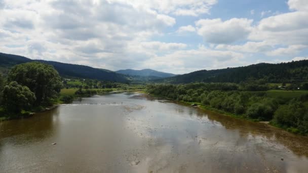 Antény nad hory řeky lidé chodí přes vodu — Stock video