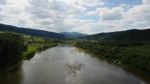 Luftflug mit Menschen im Wasser — Stockvideo