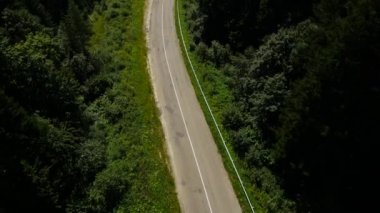 Hava kırmızı araba yol