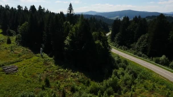 Antennkabel vit bil går på vägen — Stockvideo