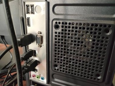 Birden fazla bağlı kabloya sahip masaüstü bilgisayar arka paneli. IT, ağ oluşturma ve teknik servis görselleri için mükemmel.