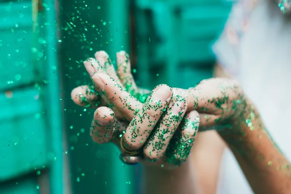Yeşil glitter eller genç kadınlarda