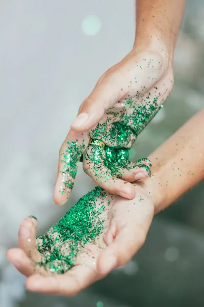 Yeşil glitter eller genç kadınlarda