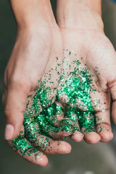 Brillo verde en las manos las mujeres jóvenes — Foto de Stock