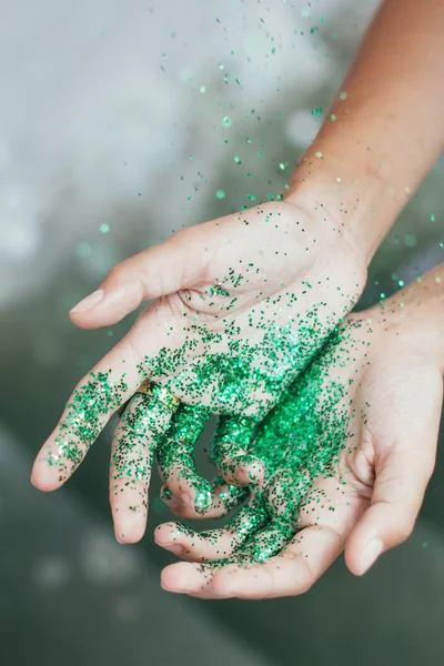 Yeşil glitter eller genç kadınlarda