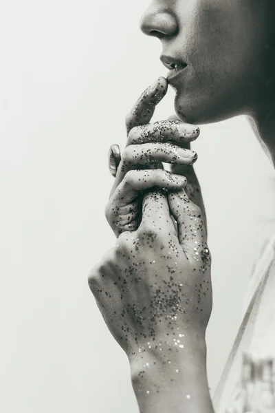 Parecen mujeres jóvenes y pensativas. Versión en blanco y negro — Foto de Stock