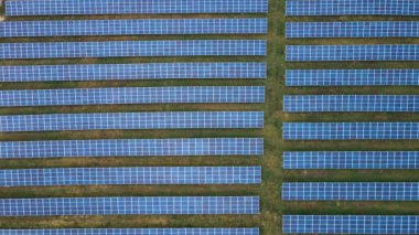 Alandaki endüstriyel enerji güneş panellerinden oluşan büyük çiftliğin havadan görünüşü