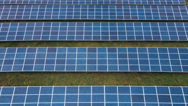 Voler près d'une grande ferme de panneaux solaires industriels sur le terrain — Video