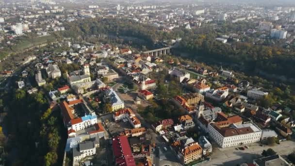 Αεροφωτογραφία μιας μικρής ευρωπαϊκής ιστορικής πόλης με ορόσημα, αγορά και εκκλησία — Αρχείο Βίντεο