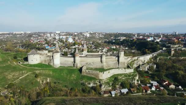 Voo perto de um grande castelo histórico abandonado e torres em um dia ensolarado — Vídeo de Stock