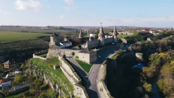 晴れた日に大規模な古い放棄された歴史的な城や塔の近くの飛行 — ストック動画