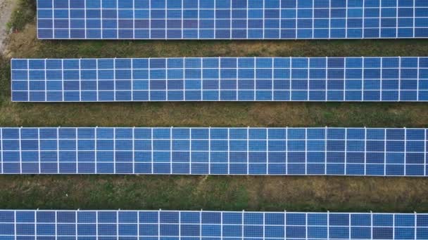Vista aérea de la gran granja de paneles solares de energía industrial en el campo — Vídeos de Stock