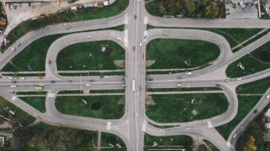 Otoyol üst geçidinde giden arabaların üst görüntüsü. Trafik şehir yolu.